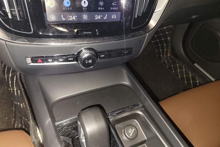 Used Volvo S60 2026 Model B4 Zhiyi Luxury Edition Audio And AC Panel