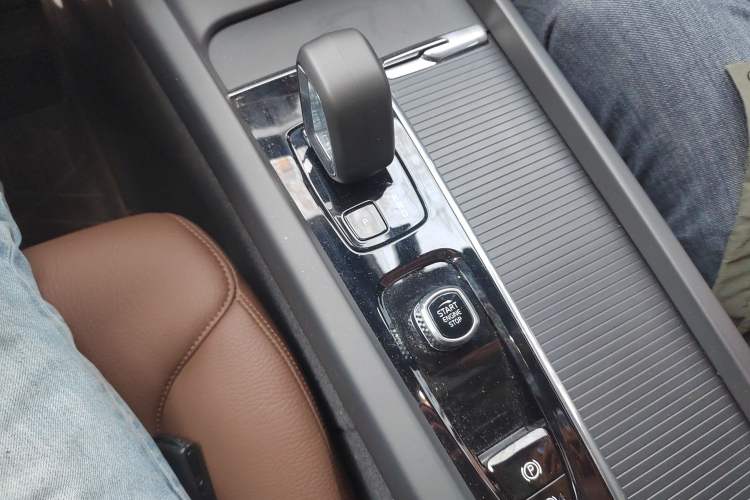 Used Volvo S60 2026 Model B4 Zhiyi Luxury Edition Gear Lever