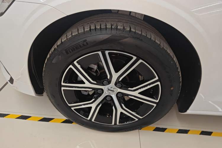 Used Volvo S60 2026 Model B4 Zhiyi Luxury Edition Left Front Wheel Hub