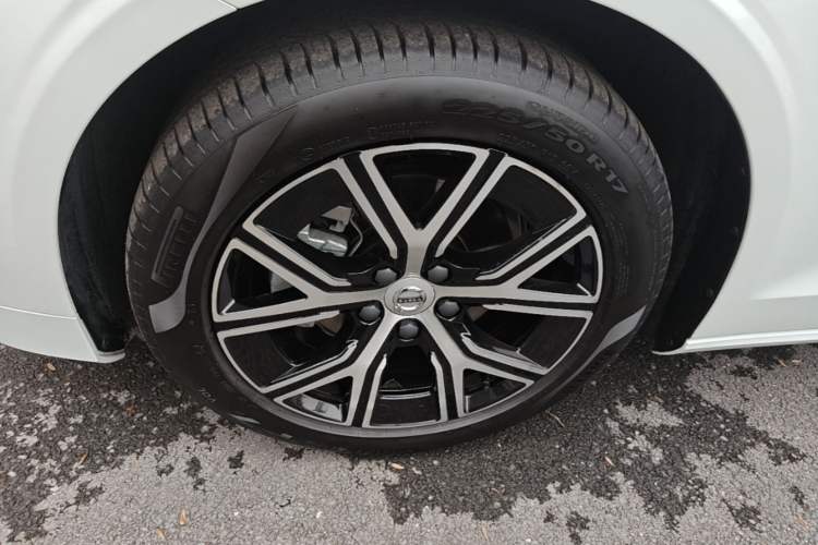 Used Volvo S60 2026 Model B4 Zhiyi Luxury Edition Left Front Wheel Hub