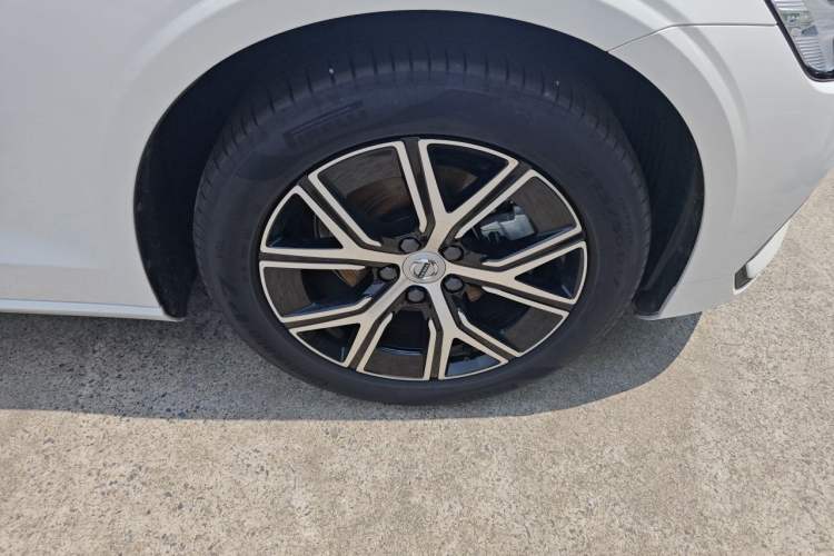 Used Volvo S60 2026 Model B4 Zhiyi Luxury Edition Right Front Wheel Hub