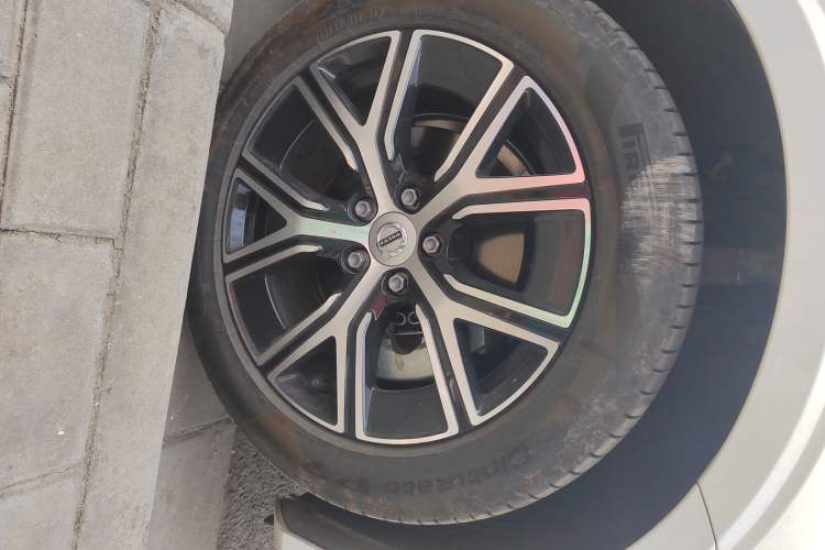 Used Volvo S60 2026 Model B4 Zhiyi Luxury Edition Right Front Wheel Hub