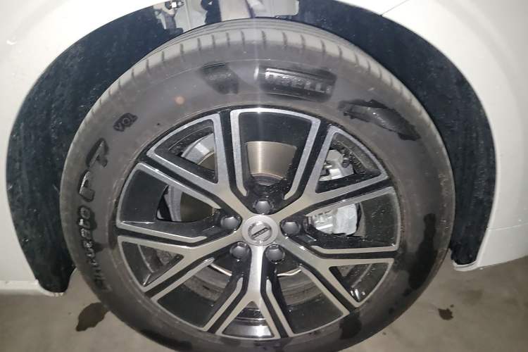 Used Volvo S60 2026 Model B4 Zhiyi Luxury Edition Right Front Wheel Hub