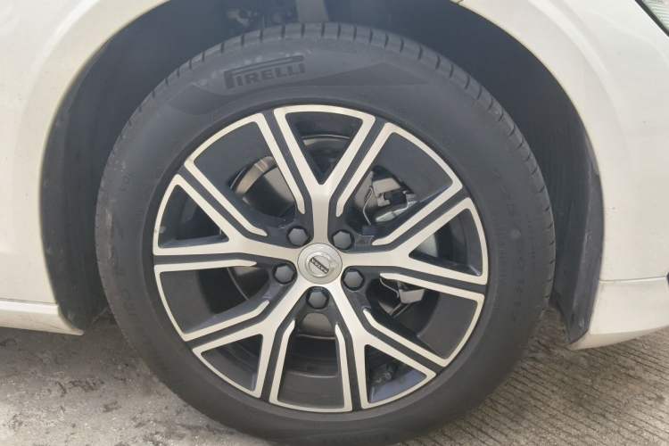 Used Volvo S60 2026 Model B4 Zhiyi Luxury Edition Right Front Wheel Hub
