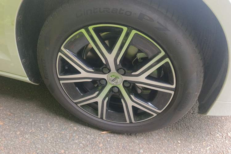 Used Volvo S60 2026 Model B4 Zhiyi Luxury Edition Right Front Wheel Hub