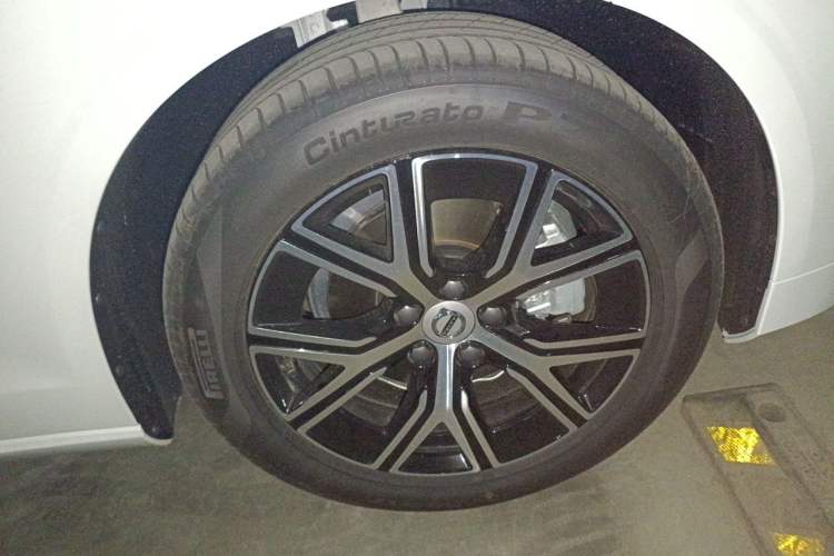 Used Volvo S60 2026 Model B4 Zhiyi Luxury Edition Right Front Wheel Hub