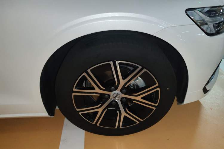 Used Volvo S60 2026 Model B4 Zhiyi Luxury Edition Right Front Wheel Hub