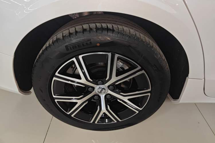 Used Volvo S60 2026 Model B4 Zhiyi Luxury Edition Right Rear Wheel Hub
