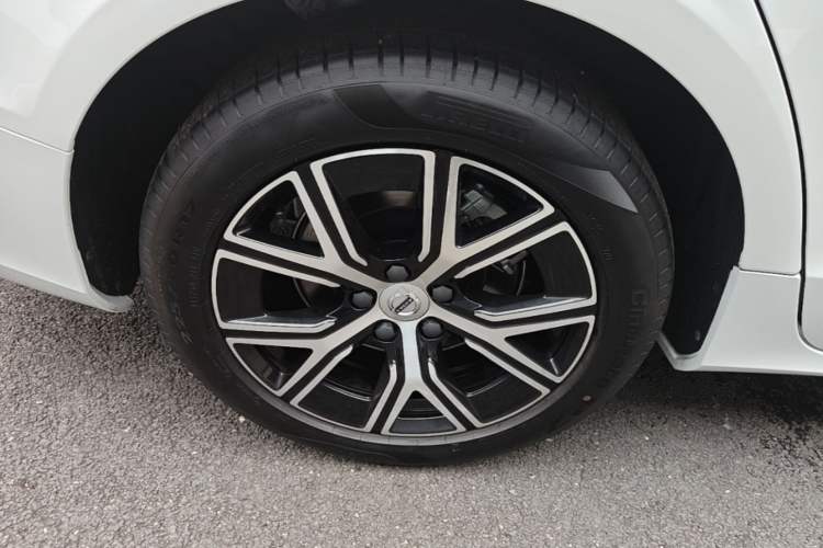 Used Volvo S60 2026 Model B4 Zhiyi Luxury Edition Right Rear Wheel Hub