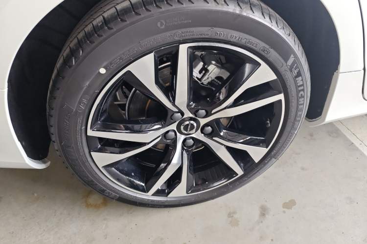 Used Volvo S60 2026 Model B4 Zhiyuan Sport Edition Right Rear Wheel Hub