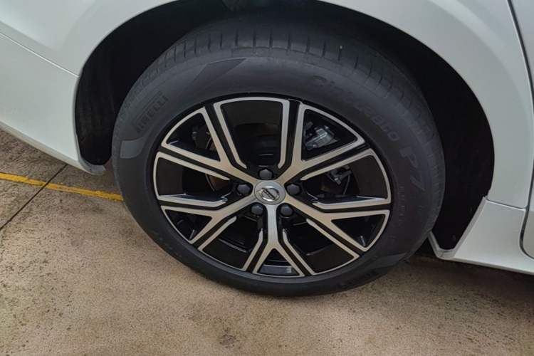 Used Volvo S60 2026 Model B4 Zhiyi Luxury Edition Right Rear Wheel Hub