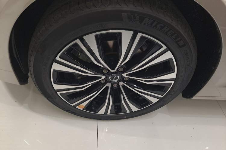 Used Volvo S60 2026 Model B4 Zhiyuan Luxury Edition Left Front Wheel Hub