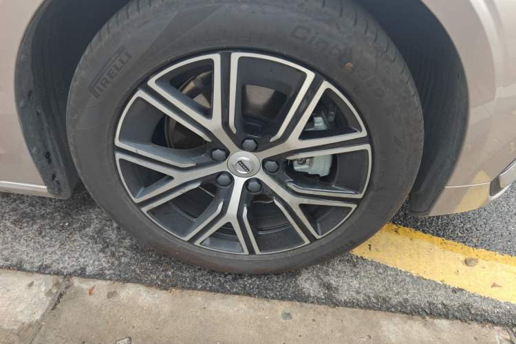 Used Volvo S60 2026 Model B4 Zhiyi Luxury Edition Right Front Wheel Hub