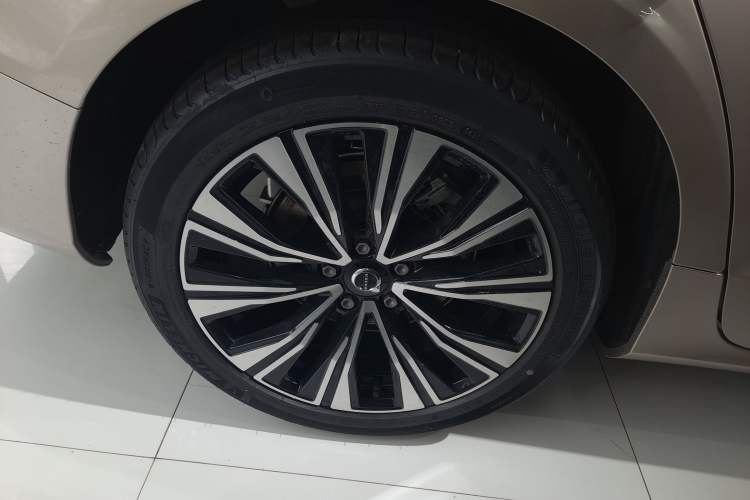 Used Volvo S60 2026 Model B4 Zhiyuan Luxury Edition Right Rear Wheel Hub