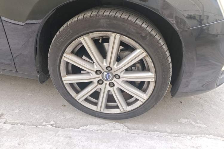 Used Volvo S60 New Energy 2015 S60L E-Drive Hybrid T6 Smart Drive Edition Right Front Wheel Hub