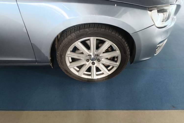 Used Volvo S60 New Energy 2015 S60L E-Drive Hybrid T6 Smart Drive Edition Right Front Wheel Hub