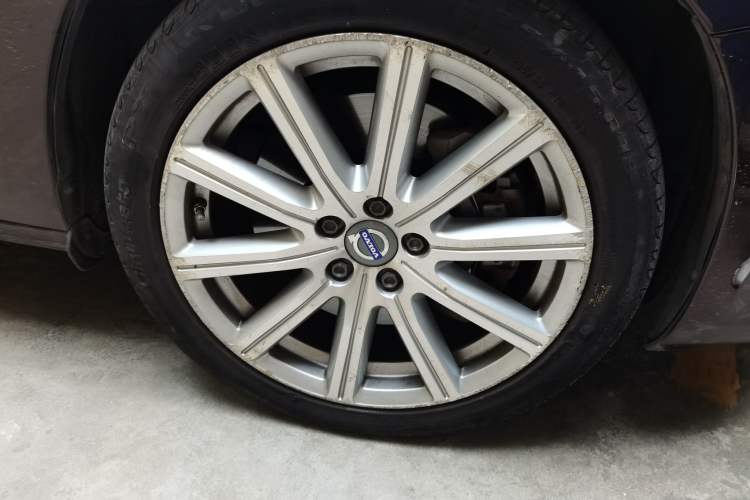 Used Volvo S60 New Energy 2015 S60L E-Drive Hybrid T6 Smart Drive Edition Right Front Wheel Hub