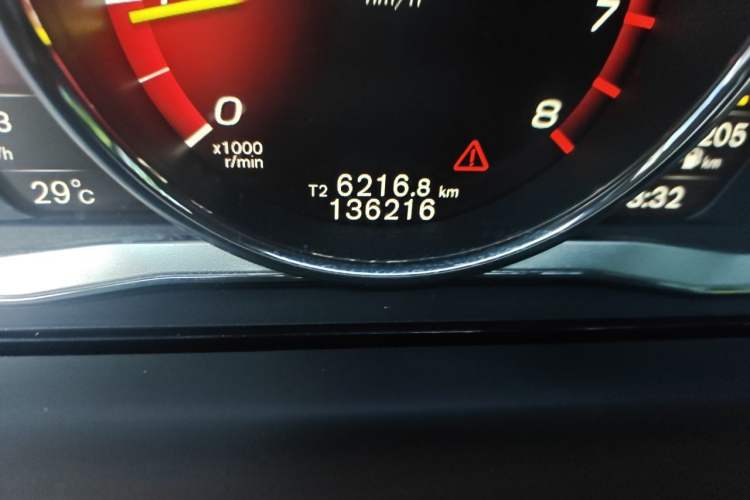 Used Volvo S60 New Energy 2015 S60L E-Drive Hybrid T6 Smart Drive Edition Odometer Close Up