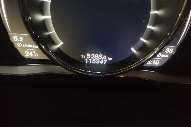 Used Volvo S60 New Energy 2015 S60L E-Drive Hybrid T6 Smart Drive Edition Odometer Close Up