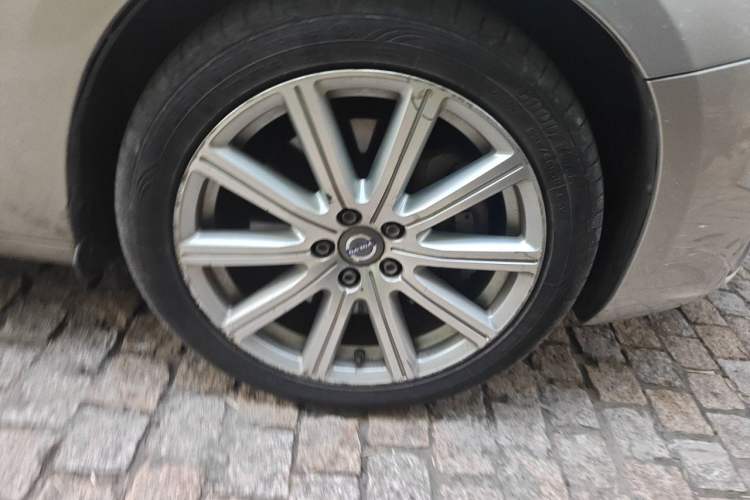 Used Volvo S60 New Energy 2015 S60L E-Drive Hybrid T6 Smart Drive Edition Right Front Wheel Hub