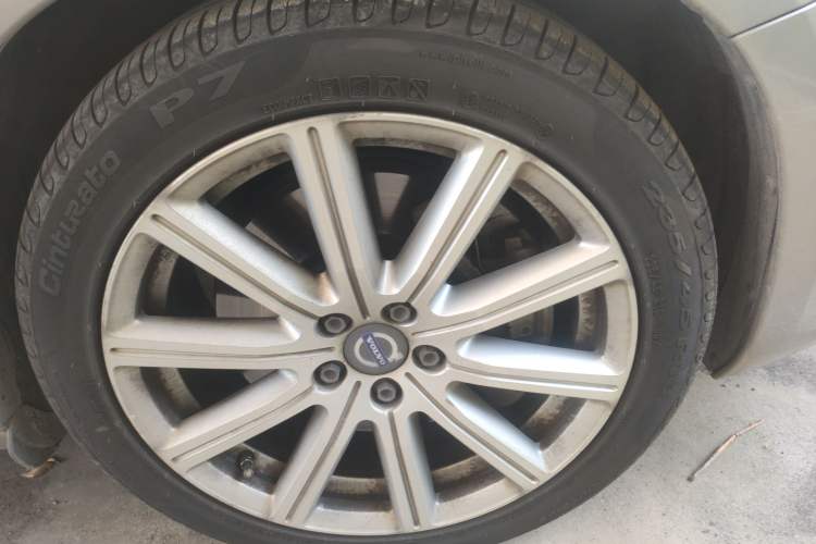 Used Volvo S60 New Energy 2015 S60L E-Drive Hybrid T6 Smart Drive Edition Right Front Wheel Hub