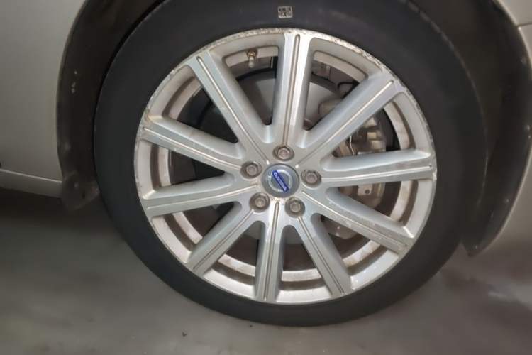 Used Volvo S60 New Energy 2015 S60L E-Drive Hybrid T6 Smart Drive Edition Right Front Wheel Hub