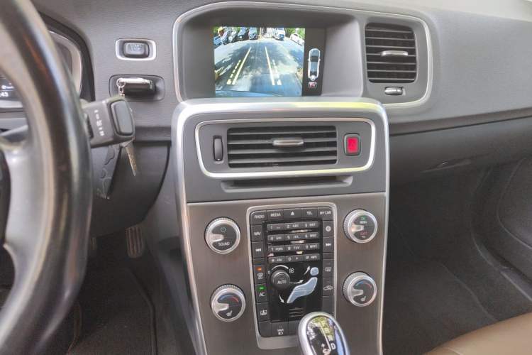 Used Volvo S60 New Energy 2015 S60L E-Drive Hybrid T6 Smart Drive Edition Audio And AC Panel