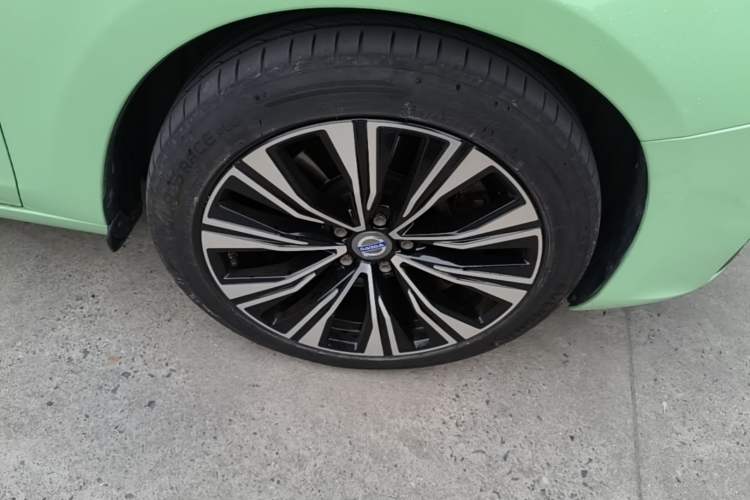 Used Volvo S60 New Energy 2015 S60L E-Drive Hybrid T6 Smart Drive Edition Right Front Wheel Hub