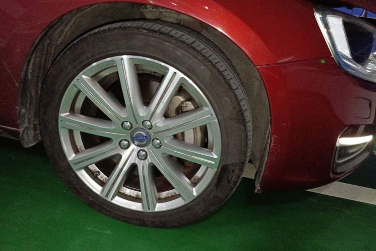 Used Volvo S60 New Energy 2015 S60L E-Drive Hybrid T6 Smart Drive Edition Right Front Wheel Hub