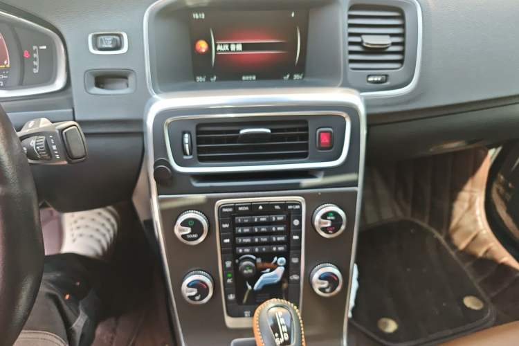 Used Volvo S60 New Energy 2015 S60L E-Drive Hybrid T6 Smart Drive Edition Audio And AC Panel