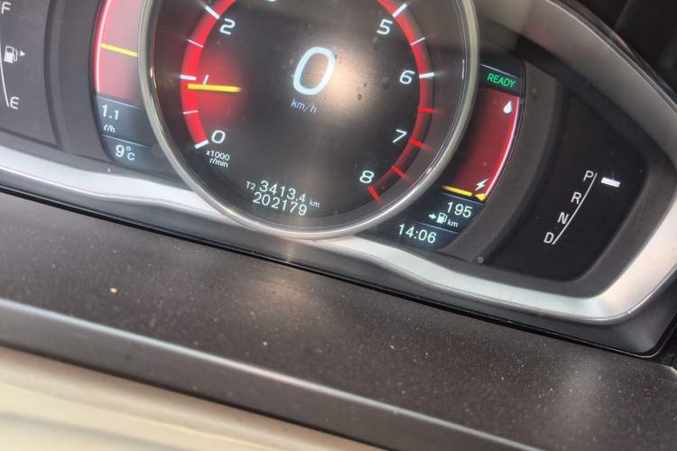 Used Volvo S60 New Energy 2015 S60L E-Drive Hybrid T6 Smart Drive Edition Odometer Close Up