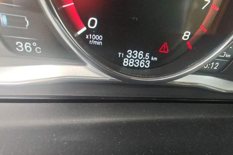 Used Volvo S60 New Energy 2015 S60L E-Drive Hybrid T6 Smart Drive Edition Odometer Close Up