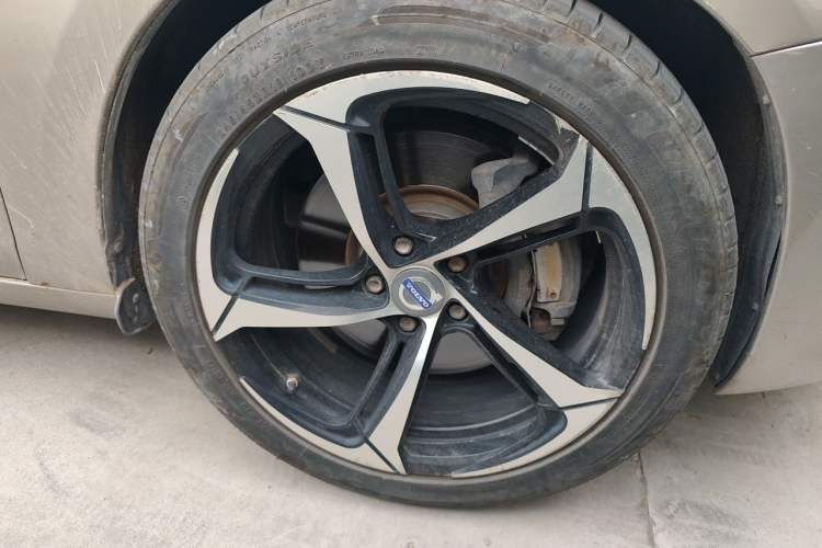 Used Volvo S60 New Energy 2015 S60L E-Drive Hybrid T6 Smart Drive Edition Right Front Wheel Hub