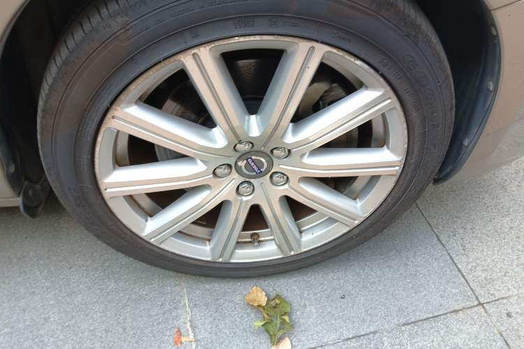 Used Volvo S60 New Energy 2015 S60L E-Drive Hybrid T6 Smart Drive Edition Right Front Wheel Hub