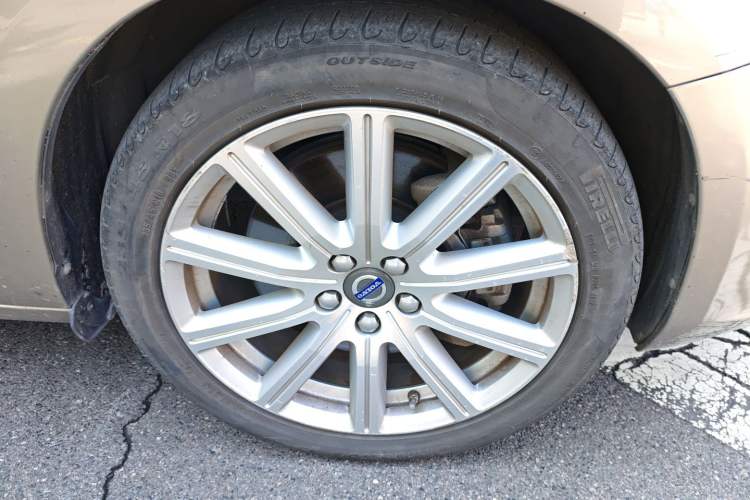 Used Volvo S60 New Energy 2015 S60L E-Drive Hybrid T6 Smart Drive Edition Right Front Wheel Hub