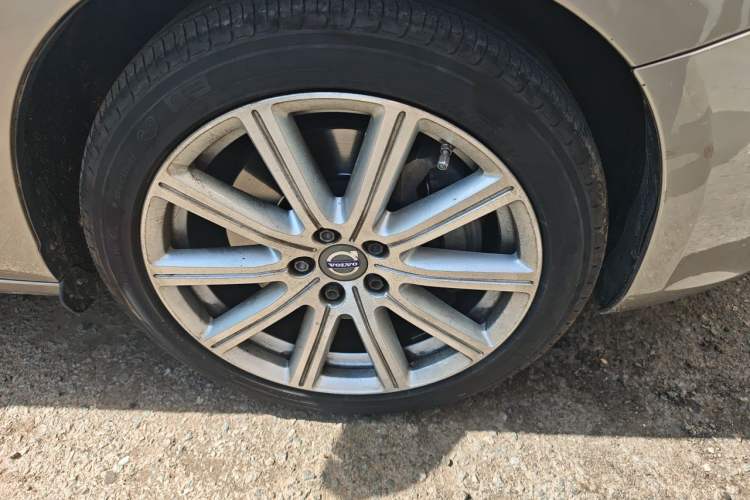 Used Volvo S60 New Energy 2015 S60L E-Drive Hybrid T6 Smart Drive Edition Right Front Wheel Hub