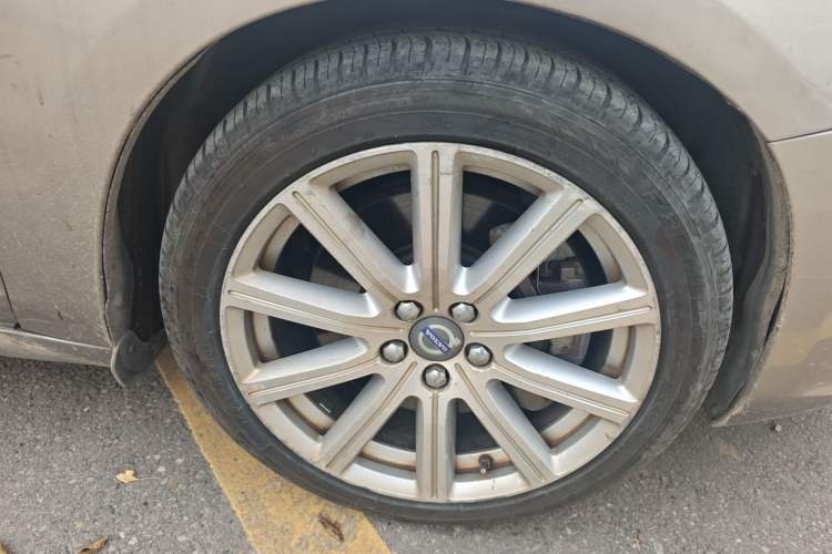 Used Volvo S60 New Energy 2015 S60L E-Drive Hybrid T6 Smart Drive Edition Right Front Wheel Hub