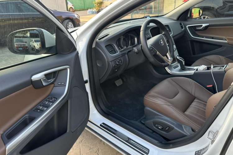 Used Volvo S60 New Energy 2015 S60L E-Drive Hybrid T6 Smart Drive Edition Interior 2