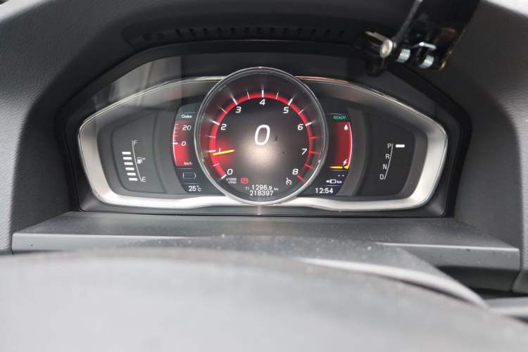 Used Volvo S60 New Energy 2015 S60L E-Drive Hybrid T6 Smart Drive Edition Odometer Close Up