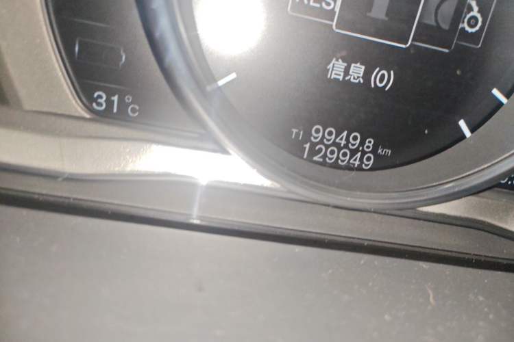 Used Volvo S60 New Energy 2015 S60L E-Drive Hybrid T6 Smart Drive Edition Odometer Close Up