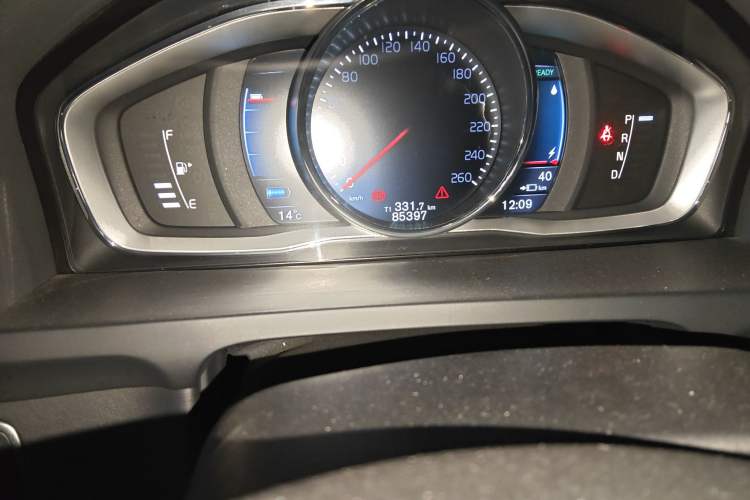 Used Volvo S60 New Energy 2015 S60L E-Drive Hybrid T6 Smart Drive Edition Odometer Close Up