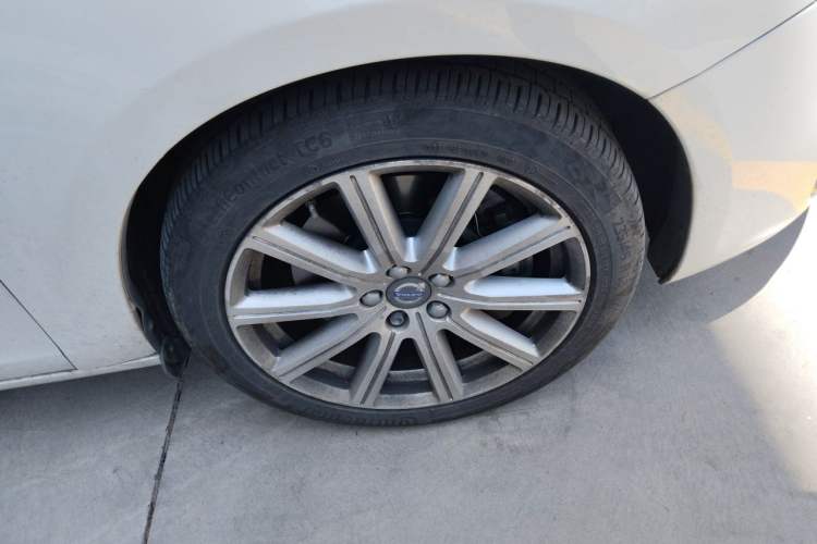 Used Volvo S60 New Energy 2015 S60L E-Drive Hybrid T6 Smart Drive Edition Right Front Wheel Hub