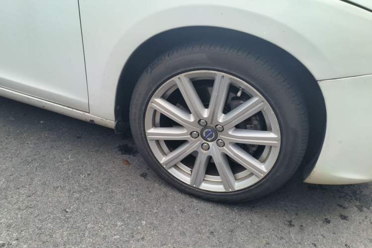 Used Volvo S60 New Energy 2015 S60L E-Drive Hybrid T6 Smart Drive Edition Right Front Wheel Hub