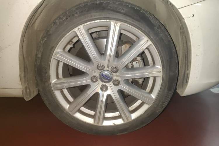 Used Volvo S60 New Energy 2015 S60L E-Drive Hybrid T6 Smart Drive Edition Right Front Wheel Hub