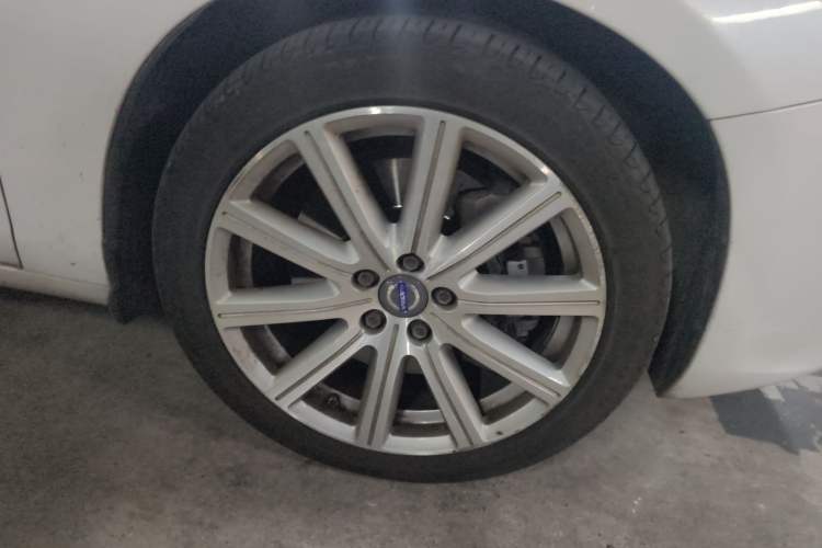 Used Volvo S60 New Energy 2015 S60L E-Drive Hybrid T6 Smart Drive Edition Right Front Wheel Hub