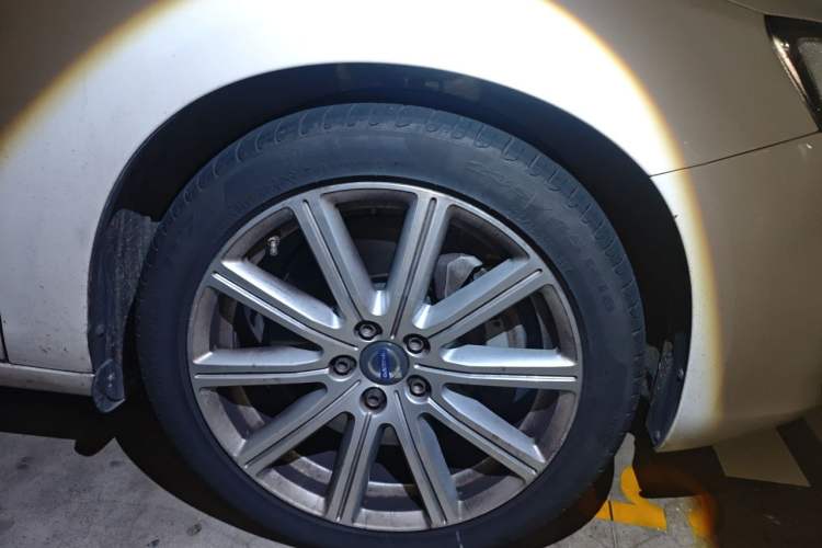 Used Volvo S60 New Energy 2015 S60L E-Drive Hybrid T6 Smart Drive Edition Right Front Wheel Hub