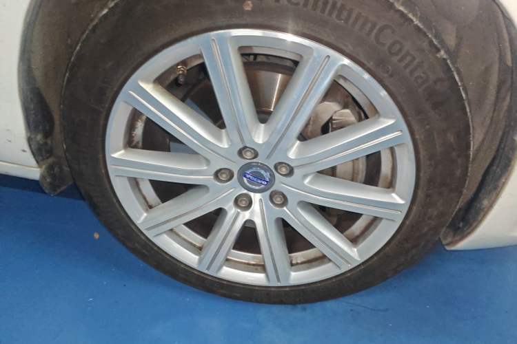 Used Volvo S60 New Energy 2015 S60L E-Drive Hybrid T6 Smart Drive Edition Right Front Wheel Hub