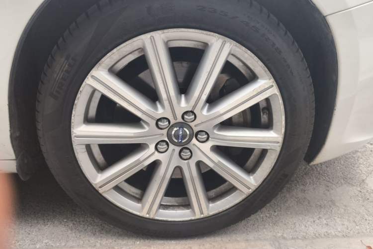 Used Volvo S60 New Energy 2015 S60L E-Drive Hybrid T6 Smart Drive Edition Right Front Wheel Hub
