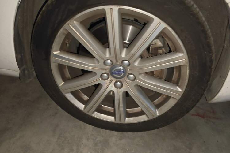 Used Volvo S60 New Energy 2015 S60L E-Drive Hybrid T6 Smart Drive Edition Right Front Wheel Hub