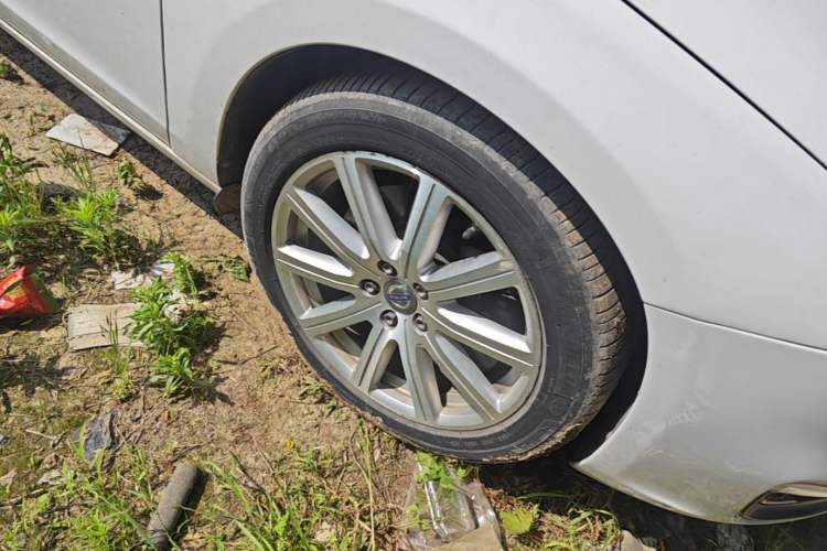 Used Volvo S60 New Energy 2015 S60L E-Drive Hybrid T6 Smart Edition Right Front Wheel Hub